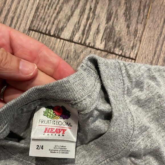 Queen’s University sz 2-4 youth Tshirt - Picture 5 of 5